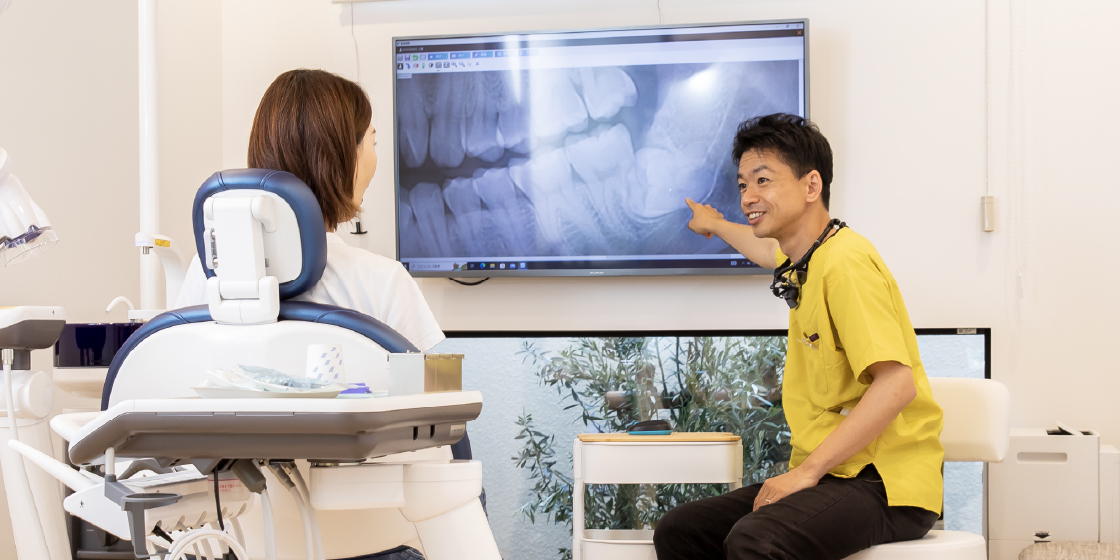 説明をする院長