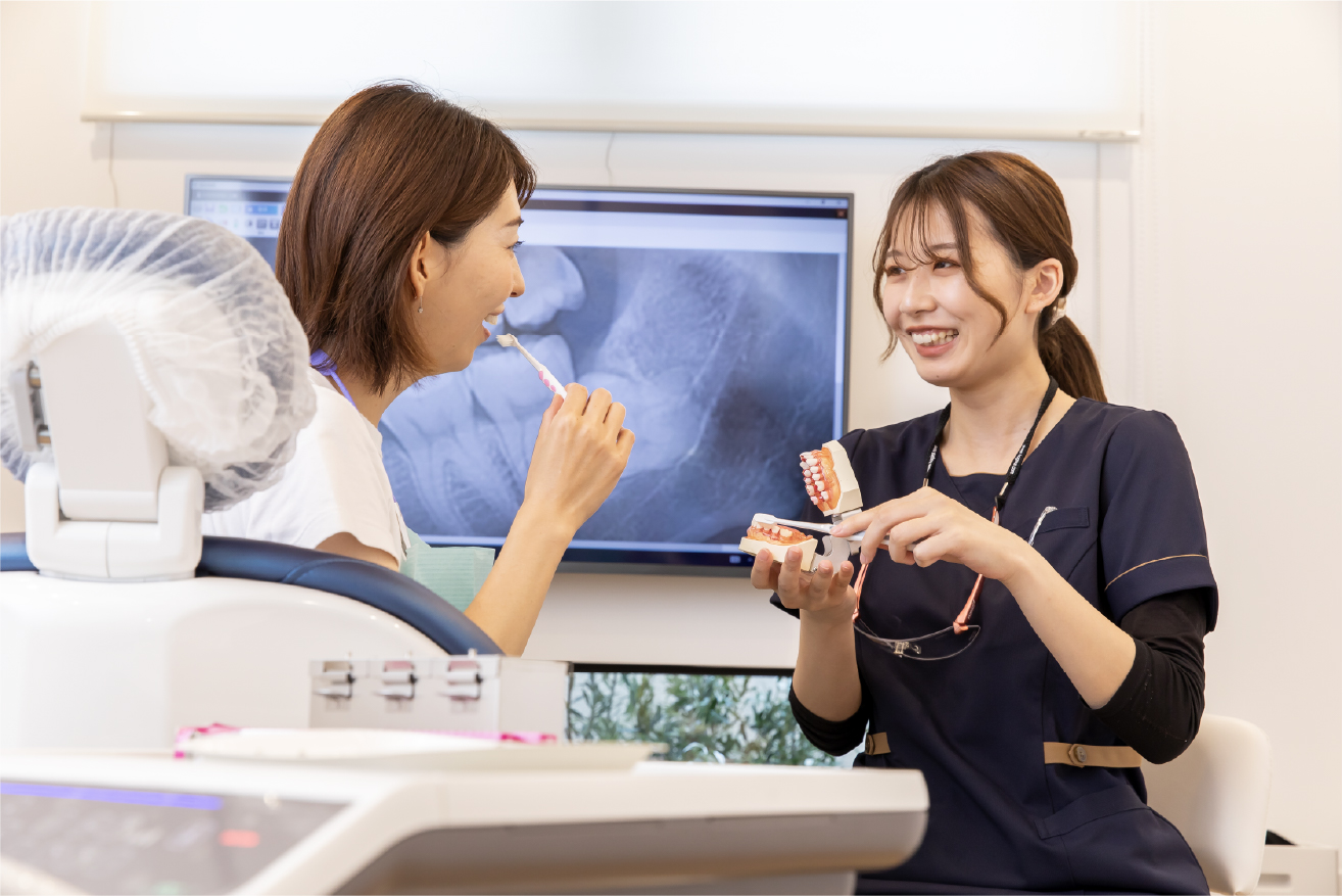 歯磨きをする女性