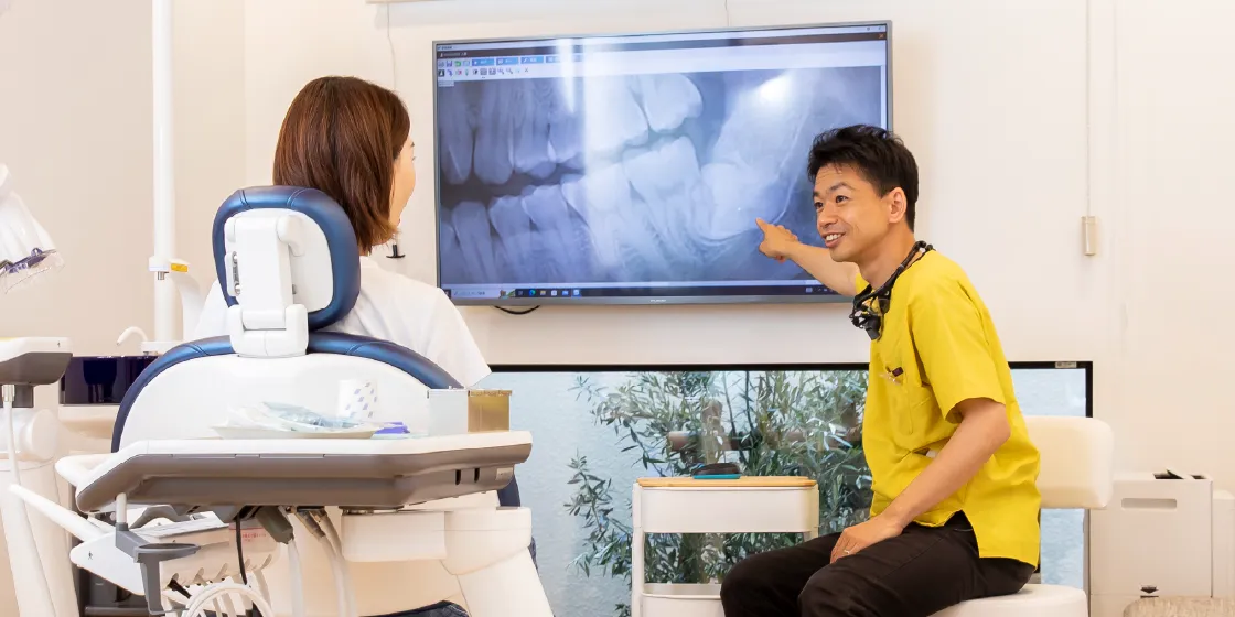 説明をする院長