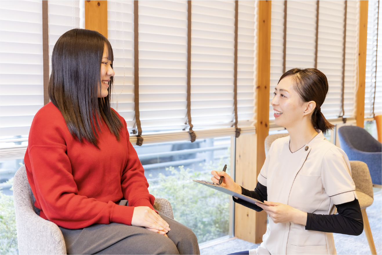 歯磨きをする女性