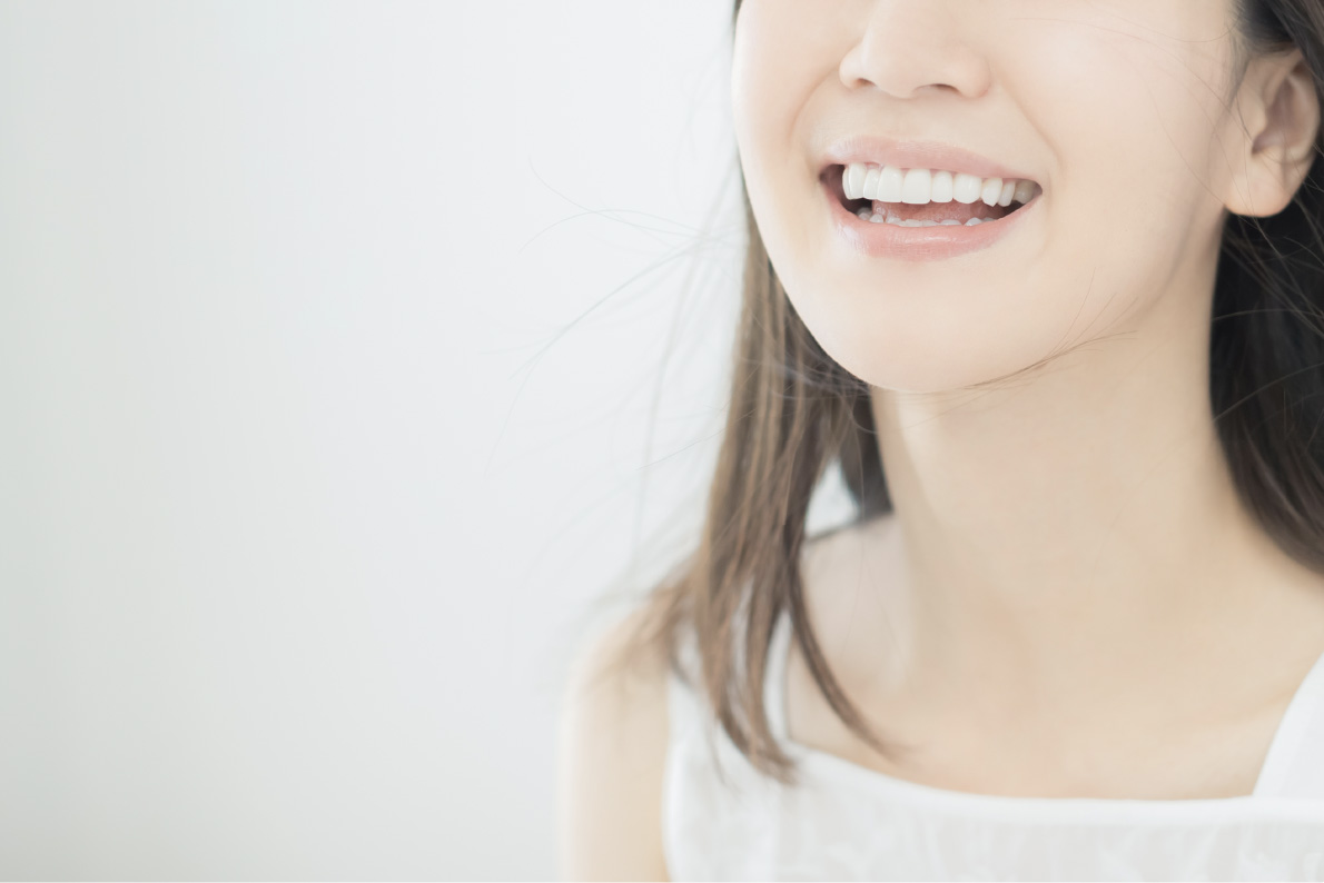 白い歯を見せる女性